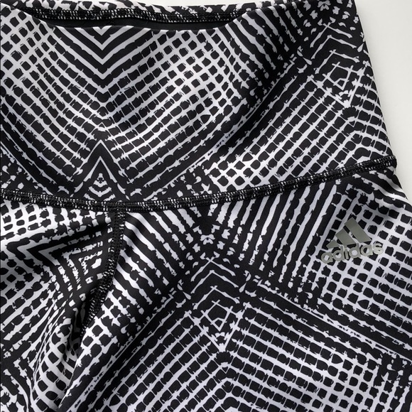 Women’s athletic workout capris - Picture 3 of 5